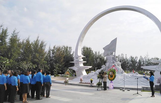 Hàng ngàn người tưởng niệm 64 liệt sĩ Gạc Ma