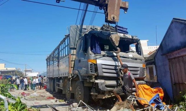 Xe tải tông sập quán nước mía, 5 người bị thương