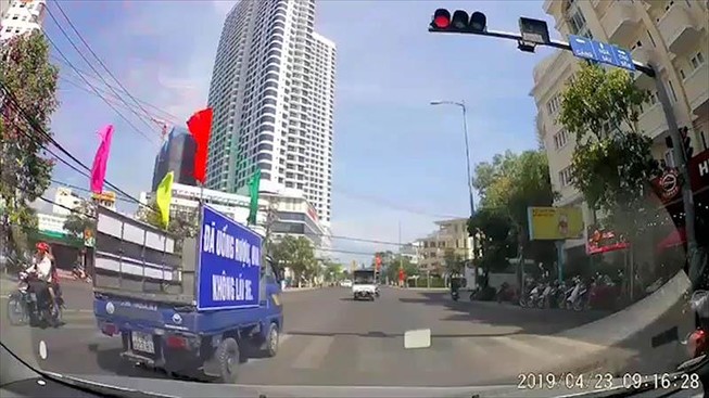 Đoàn xe tuyên truyền an toàn giao thông nhưng vượt đèn đỏ