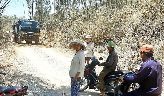 Một phụ nữ tử vong khi phản đối khai thác đất trái phép