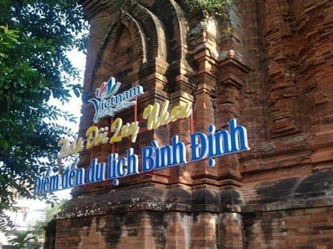 Khoan, đục tháp cổ ngàn năm tuổi treo biển quảng bá du lịch
