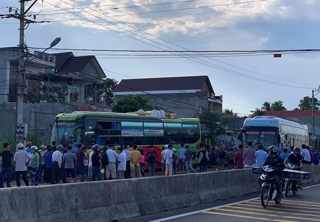 Xe khách tông xe máy, ô tô chạy sau lao vào nhà dân
