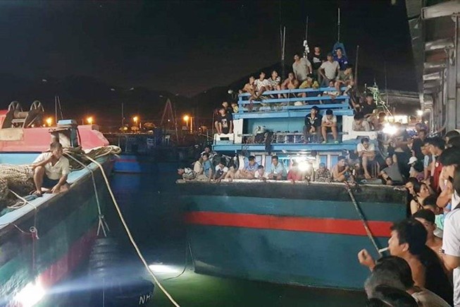 Nỗ lực cứu chú chó rơi xuống biển, người chủ tử vong