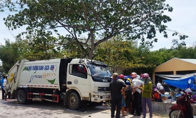 Xe chở rác lao vào cổng chợ tông chết một phụ nữ