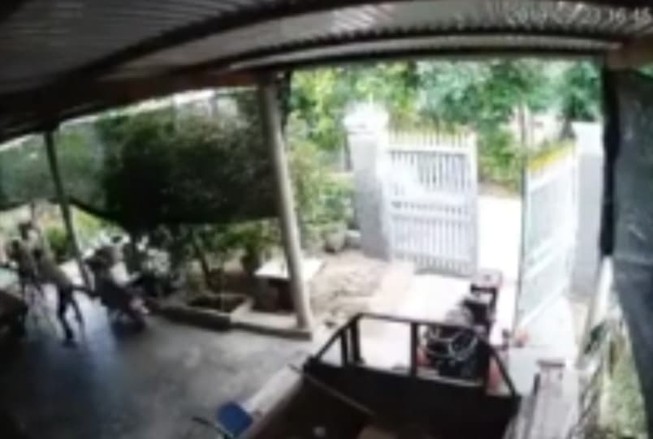 Cầm gậy xông vào đánh hàng xóm, bị chém tử vong