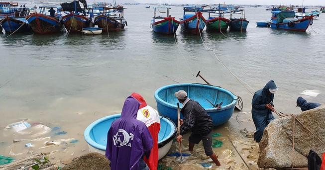Gió bắt đầu quật dữ dội ở Phú Yên