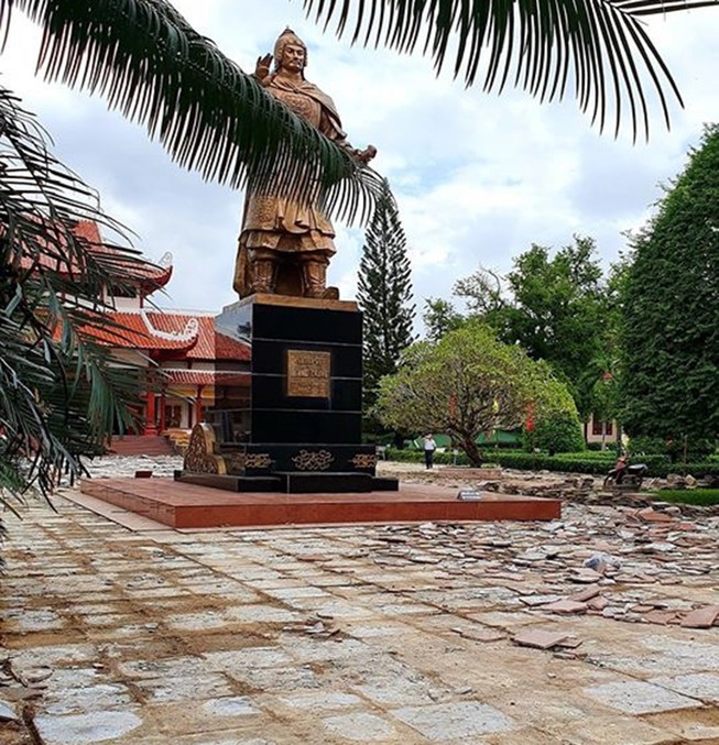 Thay đá mới sân Bảo tàng Quang Trung dù mặt sân đang đẹp