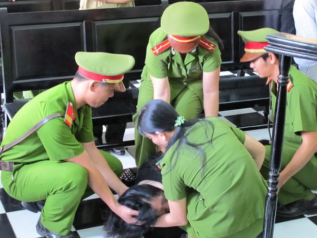 Nguyên giám đốc BV tâm thần tỉnh Tiền Giang biểu hiện bị tâm thần tại tòa