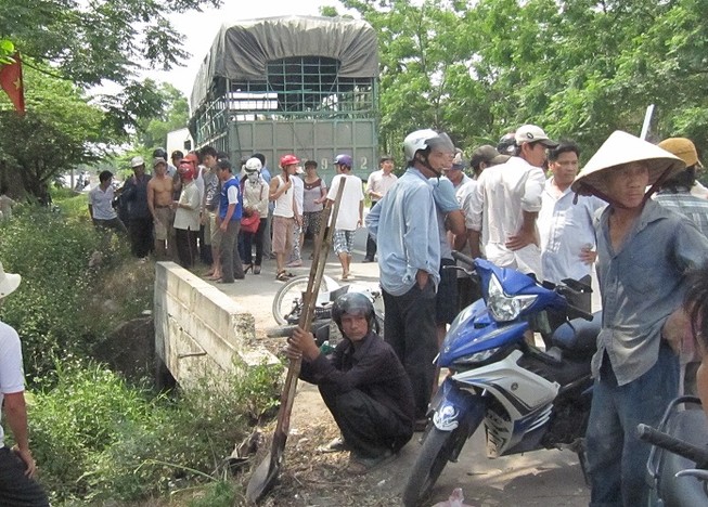 Con tử vong, cha nguy kịch vì tai nạn trên đường đi tạ mộ