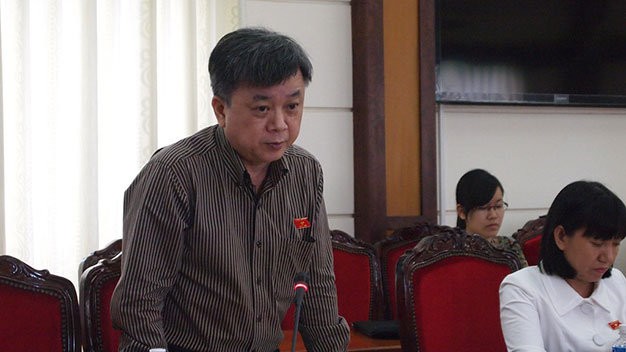 Dân bức xúc vì chấp hành viên vô cảm
