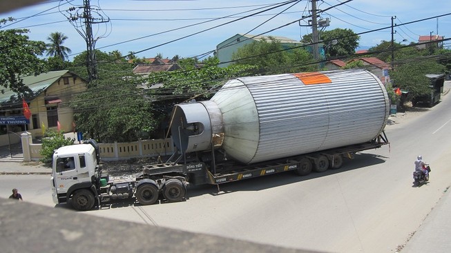 Xe chở hàng khủng vô tư chạy trên đường: Công ty bia Huế chưa được cấp phép