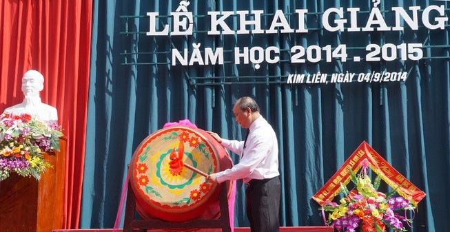 Phó Thủ tướng Nguyễn Xuân Phúc đánh trống khai giảng năm học mới tại làng Sen