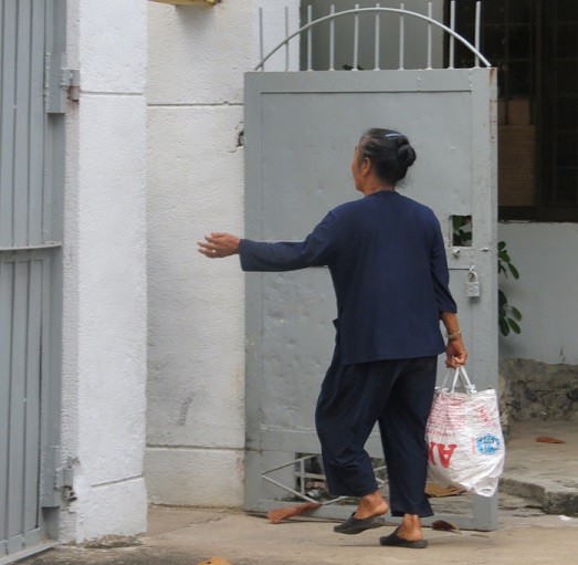 Tạm giam người phụ nữ bán vé số đâm chết chồng