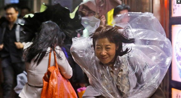 Hồng Kông gánh bão Kalmegi