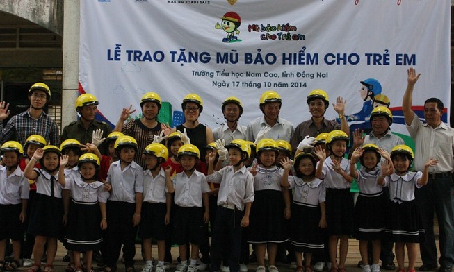 Tặng hơn 5.000 mũ bảo hiểm cho học sinh lớp 1