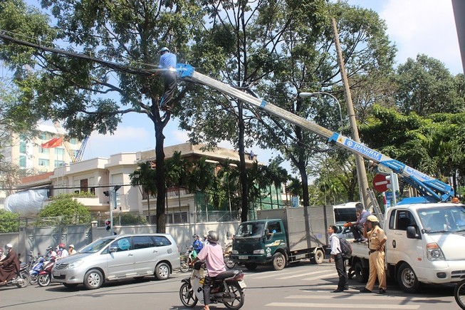 Xe tải chở sắt mất lái, đâm gãy trụ điện