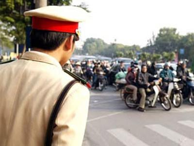 CSGT gọi đàn em 'xử' người vi phạm bị bắt