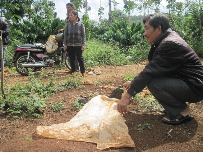 Bé gái sơ sinh bị bỏ bên đường với một mảnh giấy