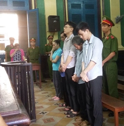Xử nặng nhóm người nước ngoài giả cảnh sát lừa đảo
