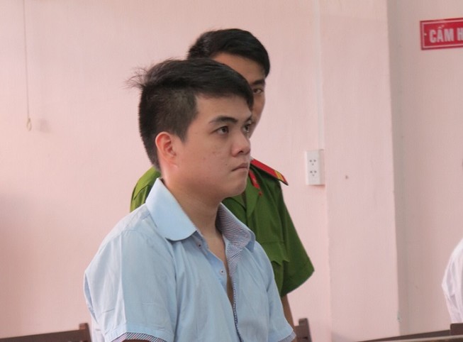 Mặc đồng phục học sinh vào trường trộm tài sản giáo viên