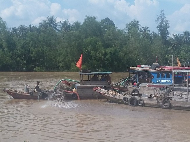 Chìm sà lan, một người mất tích