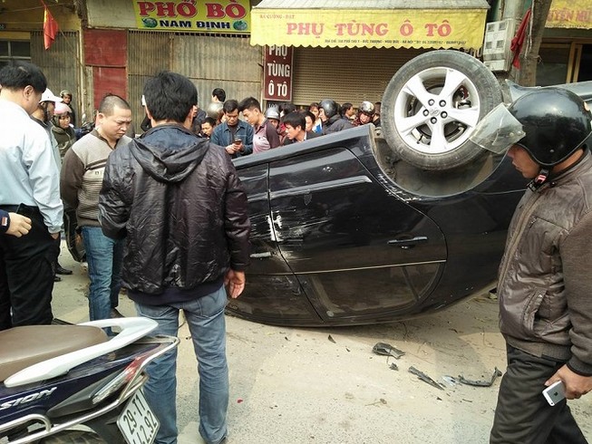 Va chạm với xe máy, ô tô lật ngửa giữa đường