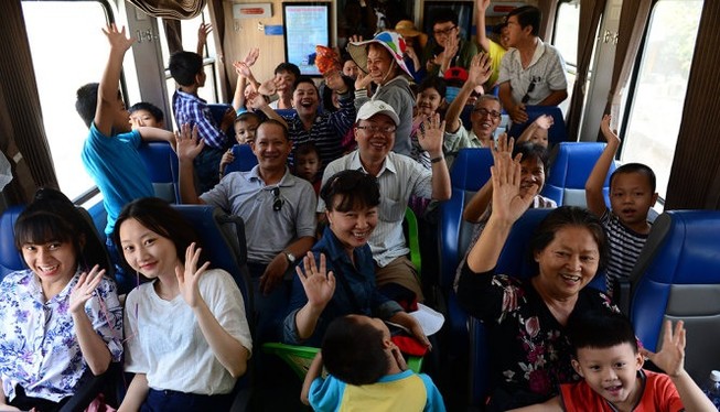 Chỉnh giờ, mở tour tàu ngoại ô cuối tuần