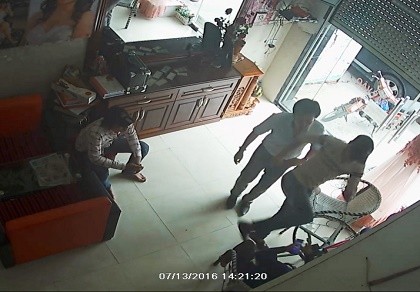 Táo tợn xông vào nhà đánh người giữa ban ngày