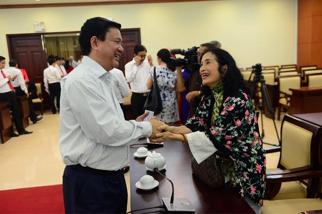 Bí thư Thăng từng bị bố đánh vì ảnh diễn viên Trà Giang