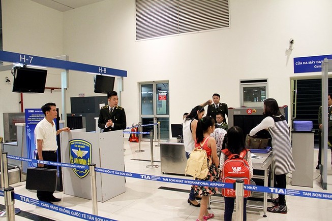 Cẩn trọng khi đi máy bay mùa cao điểm