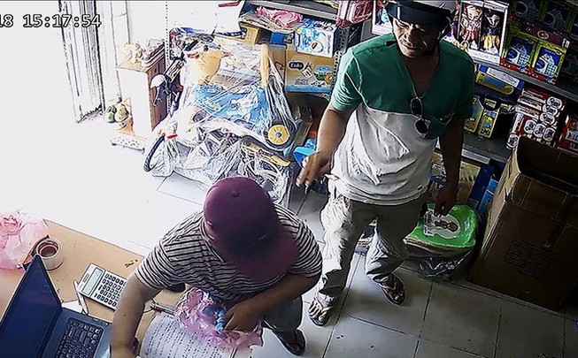 Bé 10 tuổi theo “cha” đi trộm: Xử thế nào?