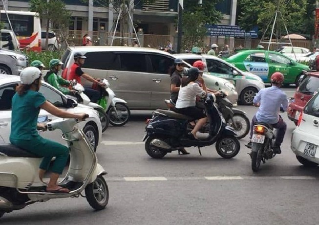 Dừng xe, gạt chống giữa đường 'buôn dưa'