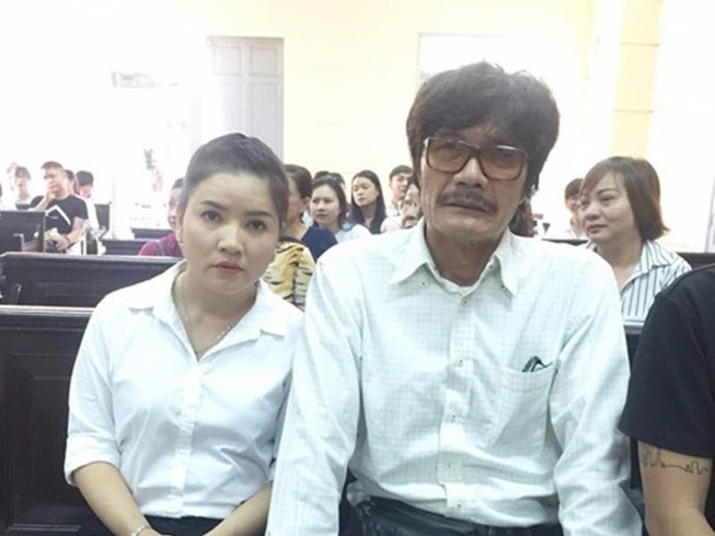 Dừng phiên tòa Ngọc Trinh vì kiểm sát viên sức khỏe yếu