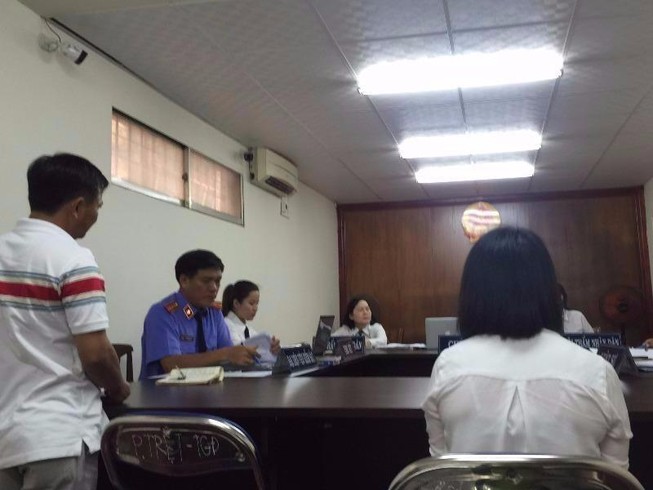 Đang xử vụ án mẹ làm con gái 2 tuổi tử vong