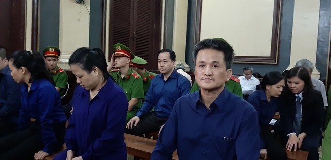 Vụ Vũ 'nhôm': Chủ tọa yêu cầu luật sư... mặc đồ đúng quy định