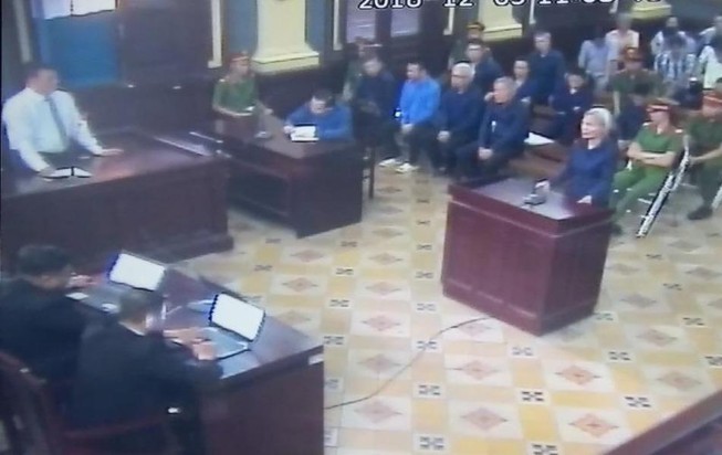 Gần 1 giờ, Vũ 'nhôm' ngồi viết dưới sự giám sát của cảnh sát