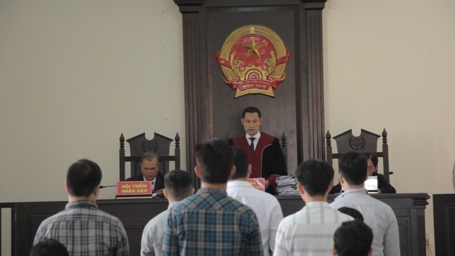 Tòa phải hoãn vì các luật sư đồng loạt 'chạy sô'
