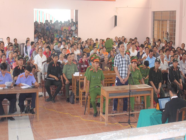 Đông nghẹt người theo dõi phiên tòa xử 1 vụ thảm án
