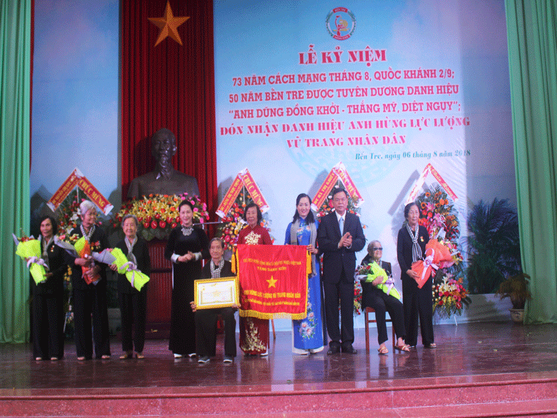 'Đội quân tóc dài' Bến Tre nhận danh hiệu anh hùng