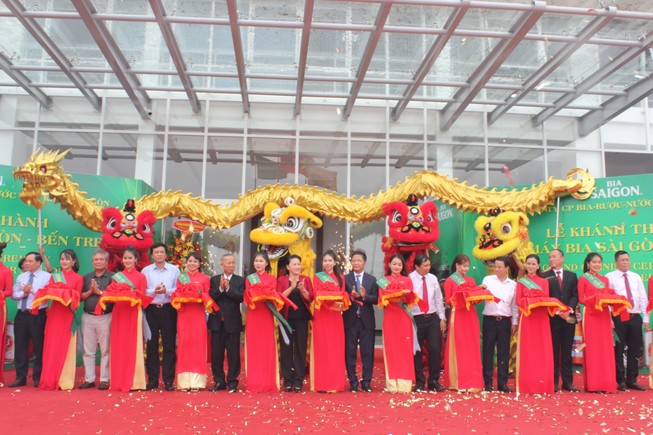 Chủ tịch QH cắt băng khánh thành nhà máy bia 800 tỉ