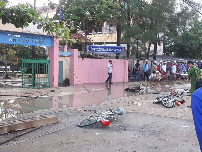 Kinh hoàng: 2 học sinh tử vong vì điện giật ngay cổng trường