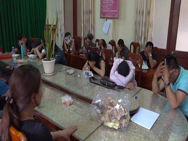 Khởi tố quản lý quán karaoke để 44 khách chơi ma túy