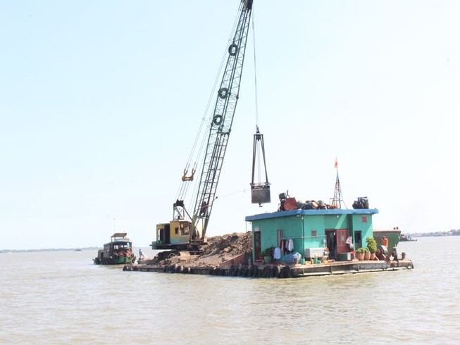 Công an vừa đến nơi thì 'cát tặc' đã gác cần