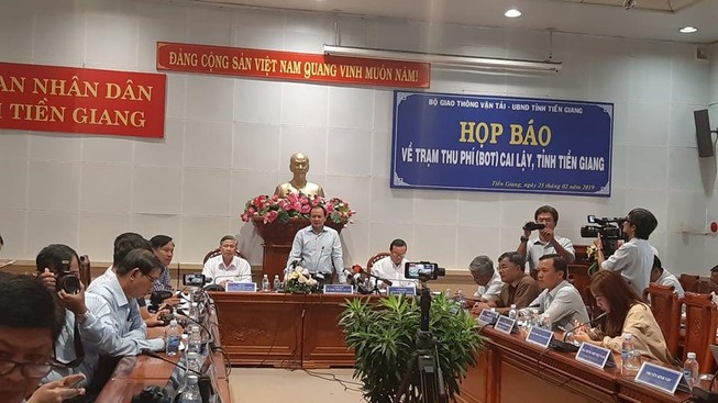 Đang họp báo về trạm thu phí BOT Cai Lậy, Tiền Giang