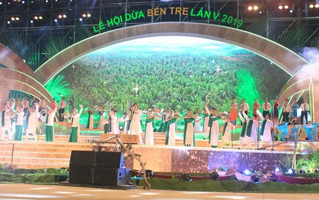 Chủ tịch Quốc hội dự khai mạc Lễ hội dừa tại Bến Tre