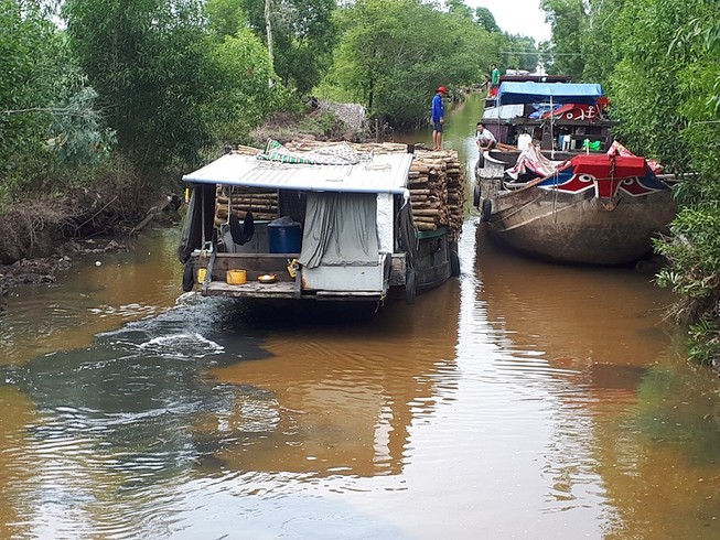 Nông dân ngăn ghe chở gỗ vì làm đục nước sông