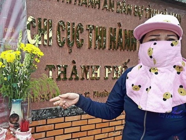 Lập bàn thờ trước cơ quan thi hành án để gây áp lực