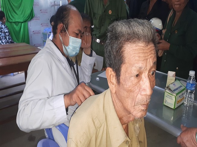 'Nghĩa tình đồng đội' tặng 600 phần quà tại Cà Mau