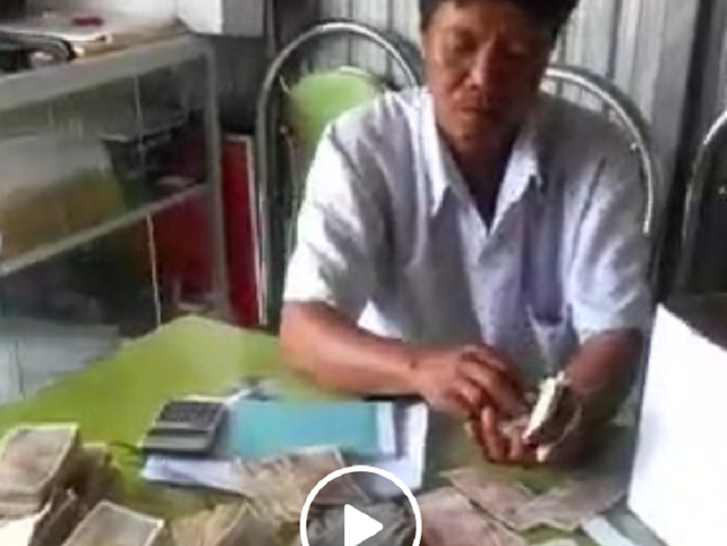Công an làm việc với người nộp thuế bằng tiền lẻ