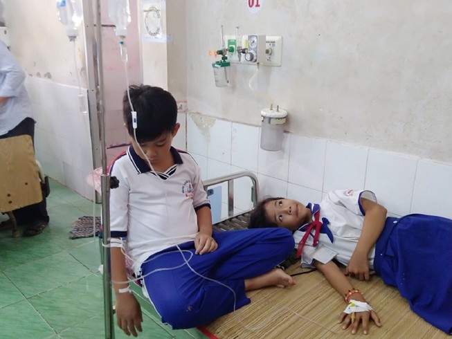 45 HS nhập viện sau khi súc miệng dung dịch ngừa sâu răng